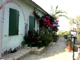 B & B RIO CASTANGIAS